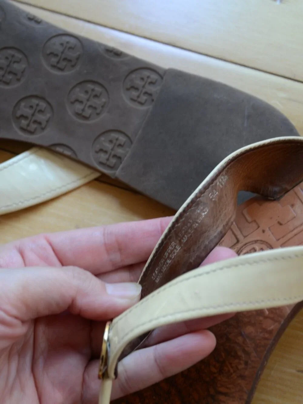 Tory Burch Thora Beige Leather Gold Logo Thong Flat Sandals Size 11M